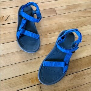 Teva hurricane xlt2 in blue athletic Gorpcore outdoor sandals